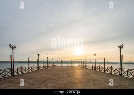 Passerelle en bois sur le lac kucukcekmece en hiver Banque D'Images