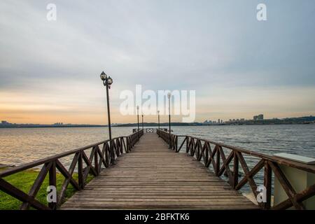 Passerelle en bois sur le lac kucukcekmece en hiver Banque D'Images