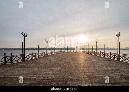 Passerelle en bois sur le lac kucukcekmece en hiver Banque D'Images