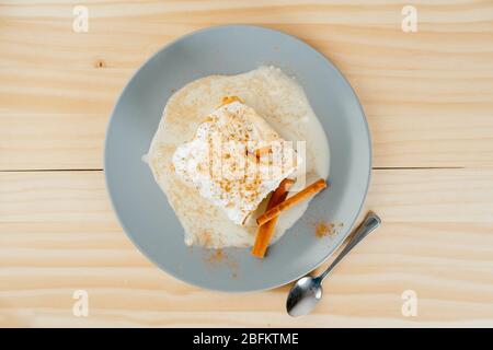 Vue de dessus d'un délicieux gâteau au lait trois sur un fond de bois de pin, dessert typique d'Amérique latine Banque D'Images