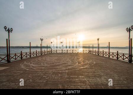 Passerelle en bois sur le lac kucukcekmece en hiver Banque D'Images