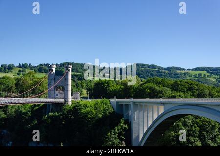 Les deux ponts de la Caille. Le vieux pont suspendu Charles-Albert et le nouveau pont Caquot se rencontrent ensemble. Banque D'Images