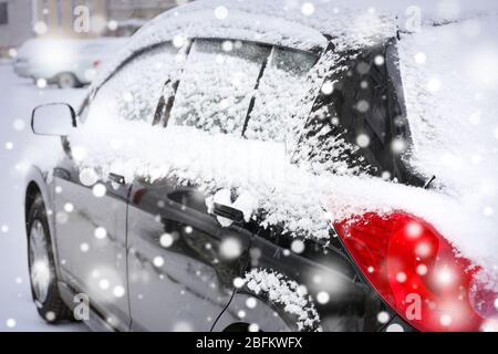 Voiture noire recouverte de neige sur l'effet neige Banque D'Images