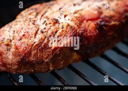 filet de porc frais grillé. Couper la viande au couteau Banque D'Images