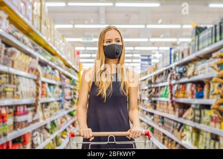 Les femmes alarmées portent un masque médical contre le coronavirus alors que les épiceries dans les supermarchés ou les magasins- santé, sécurité et concept de pandémie - jeunes Banque D'Images