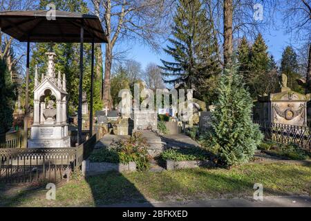 Varsovie, Pologne - Mars 2020: Cimetière évangélique luthérien de la Confession d'Augsbourg, nécropole historique luthérienne protestante établie en 1792 Banque D'Images