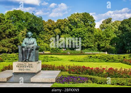 Varsovie, Pologne - 9 août 2019 : Parc Ujazdowski et monument à Ignace Jan Paderewski, pianiste, compositeur et patriote polonais Banque D'Images