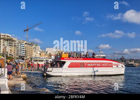 Valletta, Malte - 13 octobre 2019: Groupe de personnes quittant le ferry au bord de l'eau de Sliema, transports publics dans le port de Marsamxett entre Sliem Banque D'Images