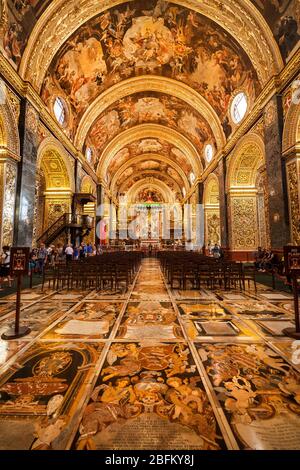 Valletta, Malte - 10 octobre 2019: Cathédrale Saint-Jean intérieur baroque élevé, église construite par l'ordre des Chevaliers hospitaliers de Saint-Jean dans le 16 cent Banque D'Images