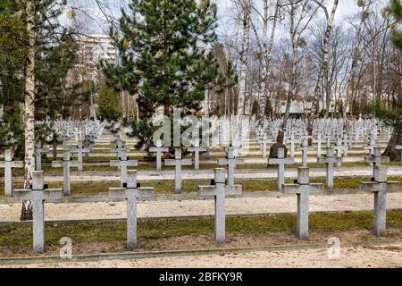 Varsovie, Pologne - mars 2020 : tombes de soldats au cimetière militaire de Powazki Banque D'Images