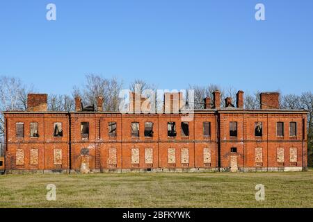 grande maison en briques rouges de deux étages abandonnée Banque D'Images