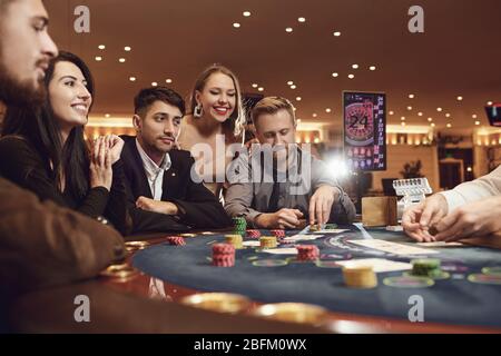 Un groupe de jeunes gamble dans un casino. Banque D'Images