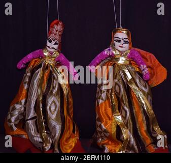 Rajasthani Kathpugli ou Puppets isolés sur un fond sombre. Les marionnettes en bois Rajasthan indiens sont également appelées Kathpugli en hindi Banque D'Images