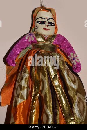 Rajasthani femelle Doll Puppet ou Kathpugli attaché à la chaîne est isolé sur un fond clair. Les marionnettes indiennes du Rajasthan sont appelées Kathpugli Banque D'Images