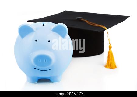 Banc de pigmentation bleu avec chapeau de graduation isolé sur blanc Banque D'Images