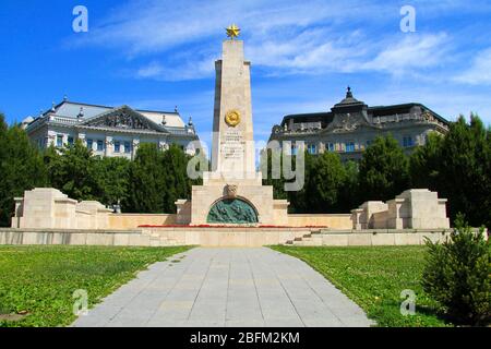 Budapest Hongrie. Vue sur le centre de Budapest avec un monument aux libérateurs soviétiques et à l'ambassade américaine, Hongrie, Europe. Banque D'Images