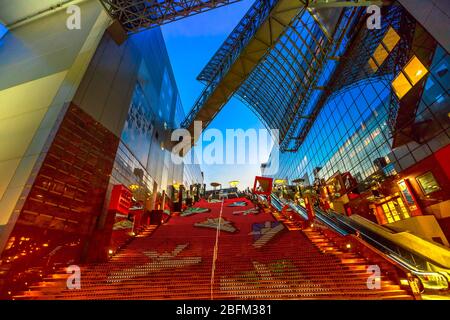 Kyoto, Japon - 27 avril 2017: Vue du bas vers le haut de Daikaidan Grand Stairway avec effets de lumière à l'intérieur de la gare de Kyoto, un chemin de fer important Banque D'Images