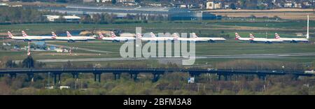 Renfrew, Royaume-Uni. 19 avril 2020. Photo : vue aérienne panoramique de 13 avions Airbus British Airways mis à la terre stationnés sur le tarmac à l'aéroport international de Glasgow en raison du verrouillage à l'échelle du Royaume-Uni et de la pandémie de Coronavirus (COVID-19). Depuis le verrouillage, la plupart des compagnies aériennes ont dû licencier du personnel, la plupart ayant besoin d'une aide financière du gouvernement ou d'un effondrement des risques. Au Royaume-Uni, les cas confirmés de personnes infectées sont 120 067 et 16 060 décès. Crédit : Colin Fisher/Alay Live News Banque D'Images