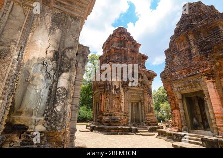 La brique et la pierre ont ruiné les stupas et la terrasse et l'entrée du temple de Preah Ko, dans le site historique UNESCO d'Angkor Wat, Siem Reap, Cambodge Banque D'Images