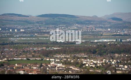 Renfrew, Royaume-Uni. 19 avril 2020. Photo : vue aérienne de 13 avions Airbus British Airways mis à la terre garés sur le tarmac à l'aéroport international de Glasgow en raison du verrouillage à l'échelle du Royaume-Uni et de la pandémie de Coronavirus (COVID-19). Depuis le verrouillage, la plupart des compagnies aériennes ont dû licencier du personnel, la plupart ayant besoin d'une aide financière du gouvernement ou d'un effondrement des risques. Au Royaume-Uni, les cas confirmés de personnes infectées sont 120 067 et 16 060 décès. Crédit : Colin Fisher/Alay Live News Banque D'Images