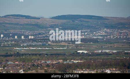 Renfrew, Royaume-Uni. 19 avril 2020. Photo : vue aérienne de 13 avions Airbus British Airways mis à la terre garés sur le tarmac à l'aéroport international de Glasgow en raison du verrouillage à l'échelle du Royaume-Uni et de la pandémie de Coronavirus (COVID-19). Depuis le verrouillage, la plupart des compagnies aériennes ont dû licencier du personnel, la plupart ayant besoin d'une aide financière du gouvernement ou d'un effondrement des risques. Au Royaume-Uni, les cas confirmés de personnes infectées sont 120 067 et 16 060 décès. Crédit : Colin Fisher/Alay Live News Banque D'Images