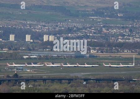 Renfrew, Royaume-Uni. 19 avril 2020. Photo : vue aérienne de 13 avions Airbus British Airways mis à la terre garés sur le tarmac à l'aéroport international de Glasgow en raison du verrouillage à l'échelle du Royaume-Uni et de la pandémie de Coronavirus (COVID-19). Depuis le verrouillage, la plupart des compagnies aériennes ont dû licencier du personnel, la plupart ayant besoin d'une aide financière du gouvernement ou d'un effondrement des risques. Au Royaume-Uni, les cas confirmés de personnes infectées sont 120 067 et 16 060 décès. Crédit : Colin Fisher/Alay Live News Banque D'Images