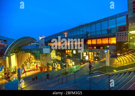 Kyoto, Japon - 27 avril 2017 : vue de haut en bas de Daikaidan ou Grand Stairway à la gare de Kyoto, une grande gare ferroviaire et un centre de transport à Kyoto Banque D'Images