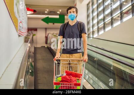 L'homme alarmé porte un masque médical contre le coronavirus alors que l'épicerie au supermarché ou au magasin - santé, sécurité et concept de pandémie - jeune femme Banque D'Images