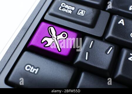 Gros plan sur le clavier d'ordinateur portable avec bouton de couleur et image d'instruments dessus Banque D'Images