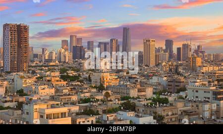 Magnifique paysage urbain avec reflets du soleil sur les bâtiments de tel Aviv, Israël sous un ciel incroyable. Banque D'Images