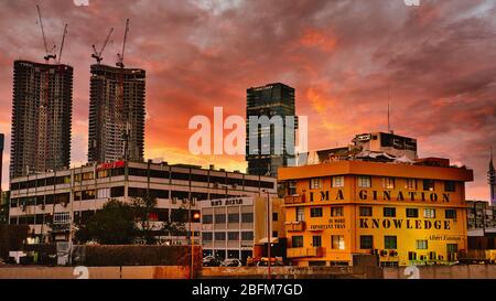 Magnifique paysage urbain avec reflets du soleil sur les bâtiments de tel Aviv, Israël sous un ciel incroyable. Banque D'Images