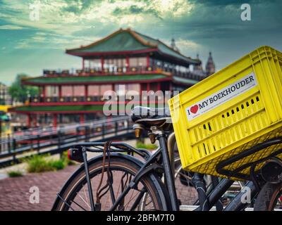 Vélo à Amsterdam avec restaurant chinois en arrière-plan Banque D'Images