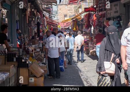 Istanbul, Turquie - 20 septembre 2017 : de nombreux citoyens et touristes marchant dans une rue d'Istanbul pleine de boutiques typiques Banque D'Images