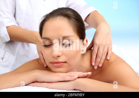 Belle femme qui reçoit des massages dans le salon de spa Banque D'Images