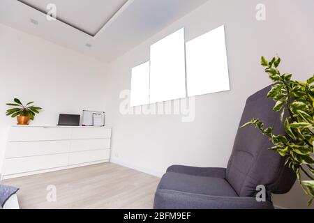 Toile photo Mockup à l'intérieur. Toile vide pour la conception. Mur de briques blanches sur fond. Banque D'Images