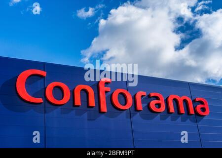 Panneau d'entreprise du supermarché 'Conforama' au-dessus de l'entrée du magasin - Chatellerault, Vienne, France. Banque D'Images