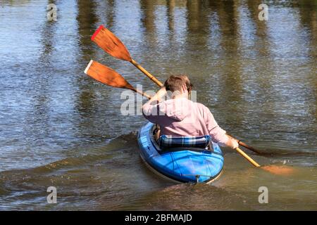 Haltern am See, NRW, Allemagne. 19 avril 2020. Un couple pagayez le long d'une rivière. Les TSR et certains sports nautiques sont autorisés tant que les étrangers ne se tiennent pas à des règles de distanciation, les membres d'un ménage sont exclus. Dans l'ensemble, les Allemands ont jusqu'à présent assez bien respecté les règles et restrictions de distanciation sociale à la vie publique, les taux d'infection se nivelant lentement et tôt indiquant que les mesures fonctionnent. Crédit: Imagetraceur/Alay Live News Banque D'Images