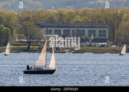 Haltern am See, NRW, Allemagne. 19 avril 2020. Les gens prennent leurs dingchies et voiliers sur le lac Haltern, un lieu de loisir populaire de week-end et un lac de baignade. Les TSR et certains sports nautiques sont autorisés tant que les étrangers ne se tiennent pas à des règles de distanciation, les membres d'un ménage sont exclus. Dans l'ensemble, les Allemands ont jusqu'à présent assez bien respecté les règles et restrictions de distanciation sociale à la vie publique, les taux d'infection se nivelant lentement et tôt indiquant que les mesures fonctionnent. Crédit: Imagetraceur/Alay Live News Banque D'Images