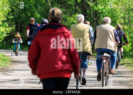 Haltern am See, NRW, Allemagne. 19 avril 2020. Les gens marchent et pédalez le long du lac Haltern, un lieu de loisir populaire le week-end, pas tout le monde semble garder à la règle de distance de 2 m. Dans l'ensemble, les Allemands ont jusqu'à présent assez bien respecté les règles et restrictions de distanciation sociale à la vie publique, les taux d'infection se nivelant lentement et tôt indiquant que les mesures fonctionnent. Crédit: Imagetraceur/Alay Live News Banque D'Images