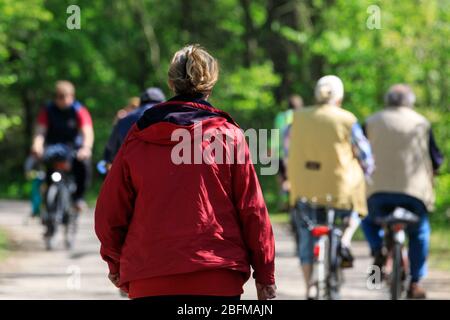 Haltern am See, NRW, Allemagne. 19 avril 2020. Les gens marchent et pédalez le long du lac Haltern, un lieu de loisir populaire le week-end, pas tout le monde semble garder à la règle de distance de 2 m. Dans l'ensemble, les Allemands ont jusqu'à présent assez bien respecté les règles et restrictions de distanciation sociale à la vie publique, les taux d'infection se nivelant lentement et tôt indiquant que les mesures fonctionnent. Crédit: Imagetraceur/Alay Live News Banque D'Images