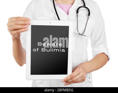 Médecin féminin avec tablette pc et texte Méfiez-vous de Bulimia à l'écran isolé sur blanc Banque D'Images