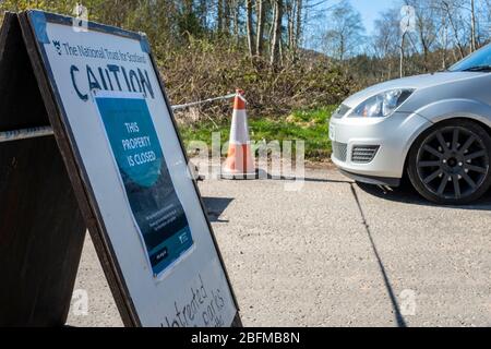 Dunkeld, Perthshire, Écosse, Royaume-Uni. 19 avril 2020. Certaines personnes ignorent encore les conseils du gouvernement pour rester à la maison et faire de l'exercice localement en conduisant à des endroits de beauté, Dunkeld, Perthshire, Scoglnd, UK &copy; crédit: Cameron Cormack/Alay Live News Banque D'Images