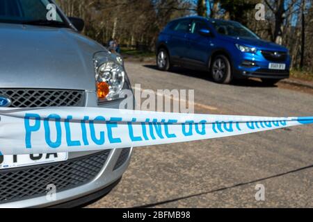 Dunkeld, Perthshire, Écosse, Royaume-Uni. 19 avril 2020. Certaines personnes ignorent encore les conseils du gouvernement pour rester à la maison et faire de l'exercice localement en conduisant à des endroits de beauté, Dunkeld, Perthshire, Scoglnd, UK &copy; crédit: Cameron Cormack/Alay Live News Banque D'Images