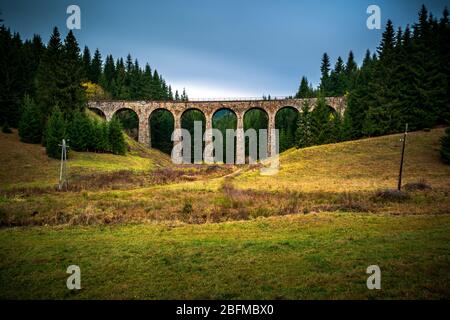 Vieux pont de chemin de fer près de Telgart, Slovaquie Banque D'Images