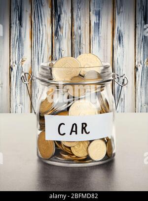 Pot pour des économies plein de billets sur fond de bois Banque D'Images