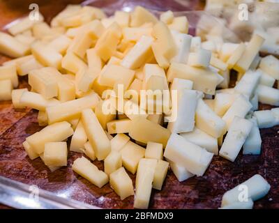 Gros plan des fromages typiques utilisés dans la recette pour faire Pizzoccheri. Plat typique de Valtellina, Lombardie, Italie. Vue horizontale. Banque D'Images