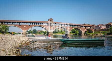 Pont couvert historique au-dessus de la rivière Tessin à Pavie City en Italie Pavie, province og Pavie, nord de l'Italie, 28 juin 2015 Banque D'Images