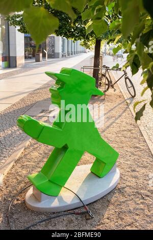 Statue d'une figure ampelmann avec tour de télévision de Berlin en arrière-plan au lever du soleil à Berlin Banque D'Images