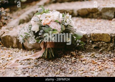 bouquet de mariage avec pivoines blanches pour mariage rustique. FNE art photo mariage. Bouquet de mariage léger et aéré pour un mariage chic. Banque D'Images