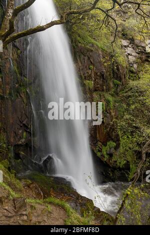 Accès et environnement à la cascade d'Augacida à Lugo, Galice, Espagne. Banque D'Images